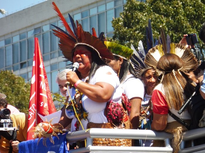 “Zum Heulen oder wie ein Präsident sein Land zugrunde richtet“